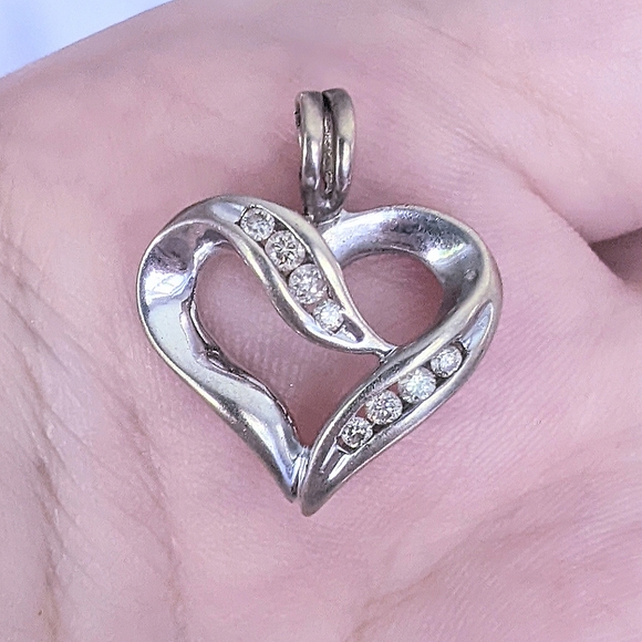 10K solid white gold diamond heart pendant - Picture 1 of 15